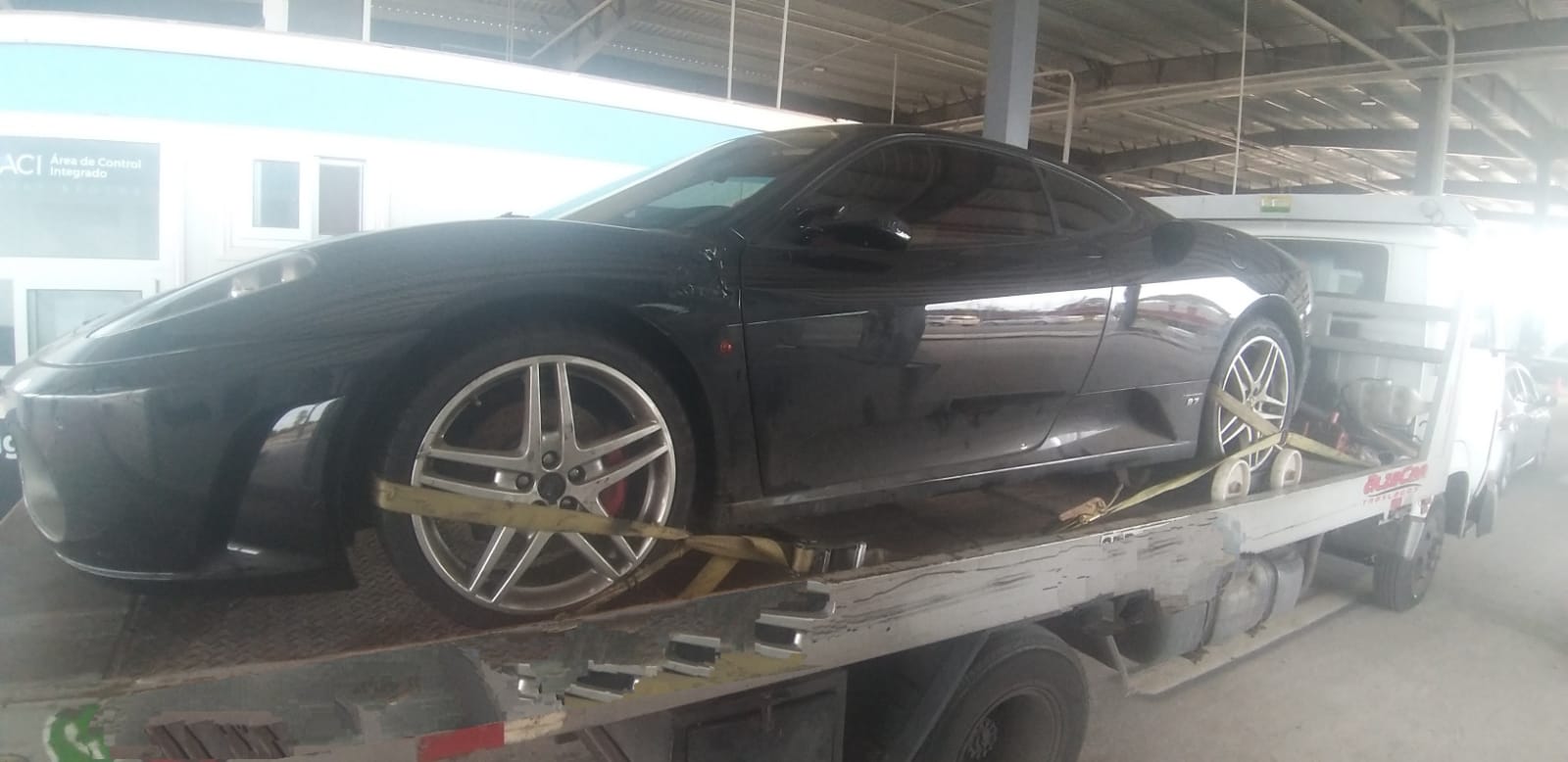 Ferrari incautada por Aduanas. Foto: Dirección Nacional de Aduanas.