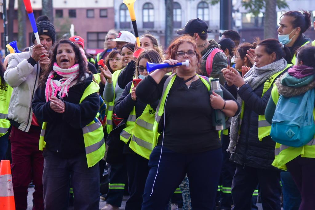 Manifestación frente a Torre Ejecutiva por Jornales Solidarios y Plan ABC