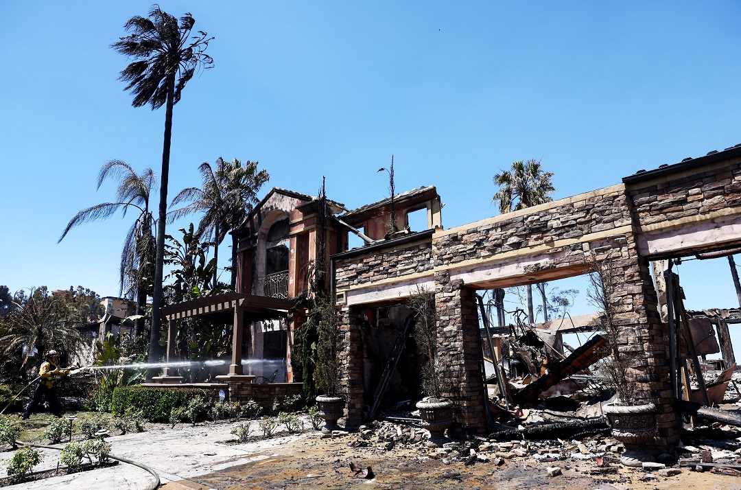 Mansión de California luego del incendio. Foto: AFP