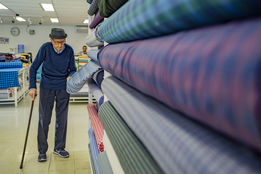 Walter Orthmann, de 100 años, trabaja en la empresa RenauxView, el 12 de mayo de 2022 en Brusque, estado de Santa Catarina. Foto: EFE
