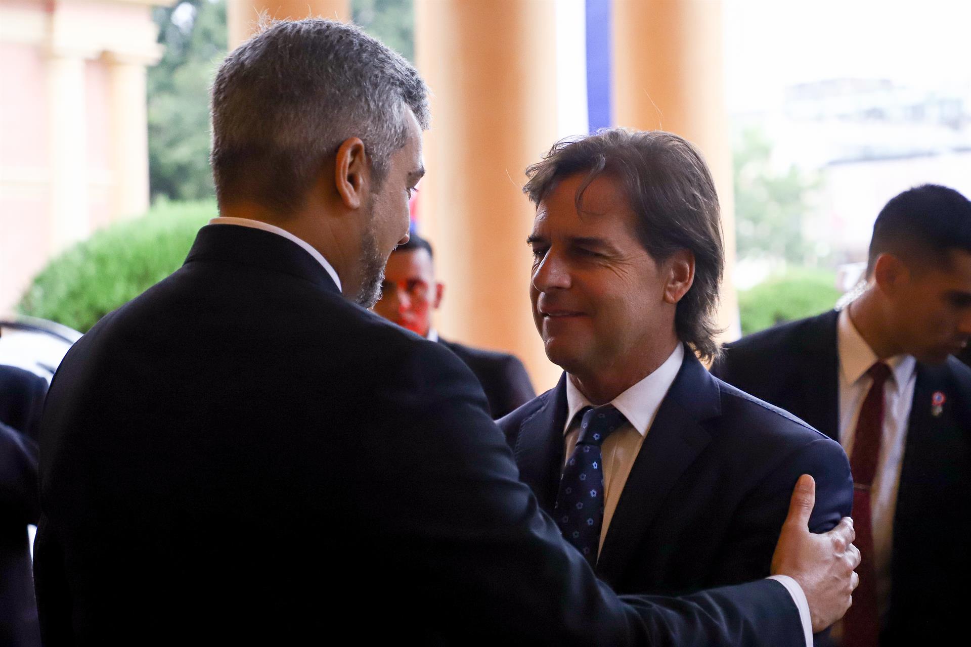 El presidente de Paraguay, Mario Abdo Benítez, recibe al presidente Luis Lacalle Pou, en el marco de una visita oficial al país. Foto: EFE