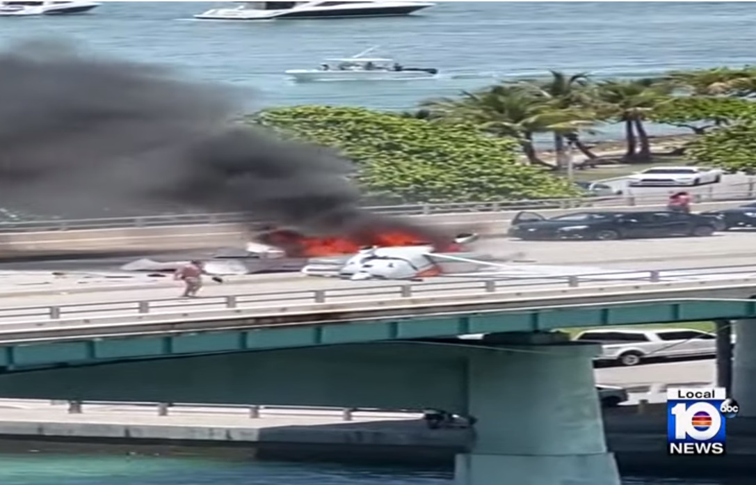 Una avioneta cayó sobre un puente en Miami. Foto: Captura de video