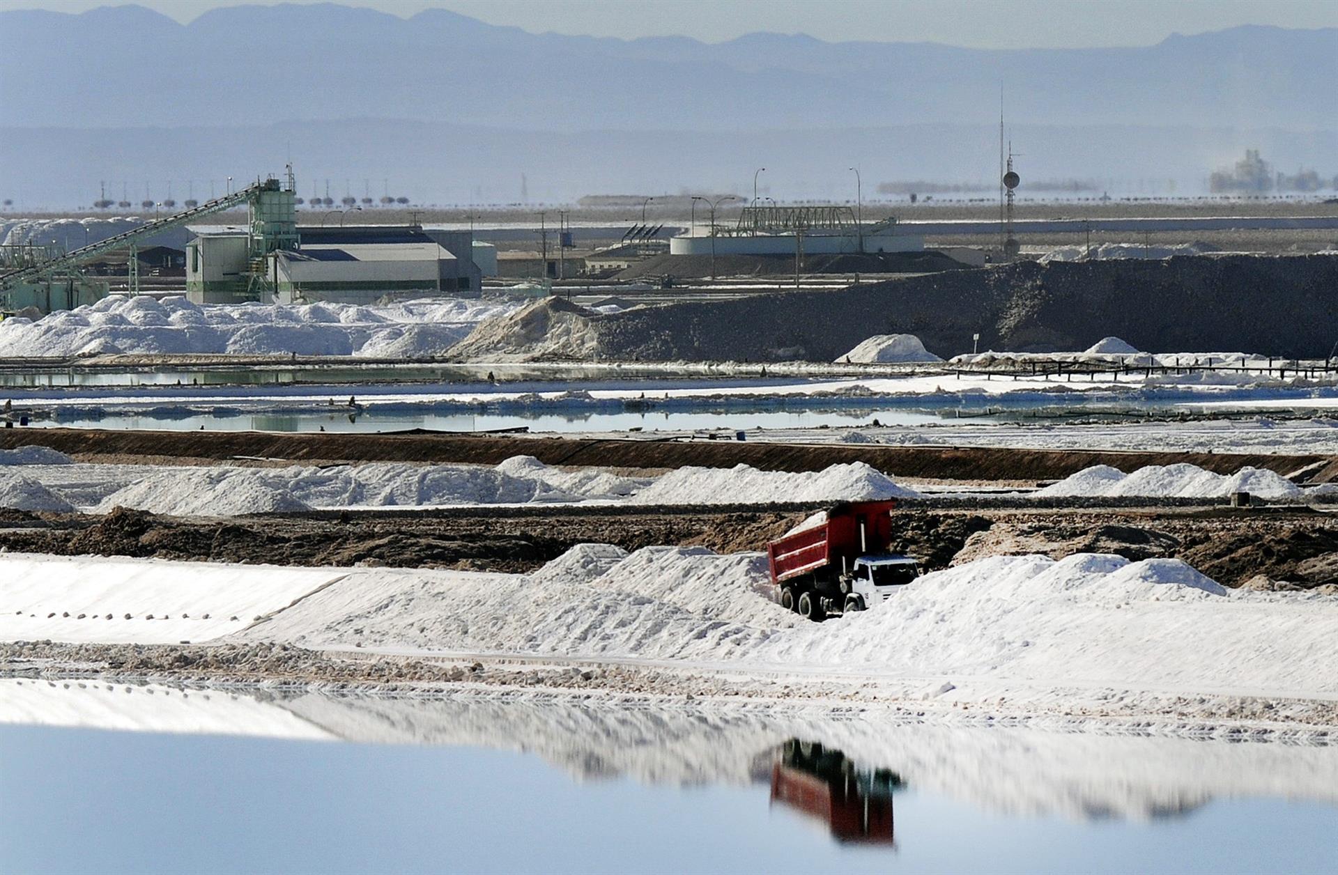 un camión trabajando en las piscinas de evaporación de sal de la Sociedad Chilena del Litio, en el Salar de Atacama. EFE
