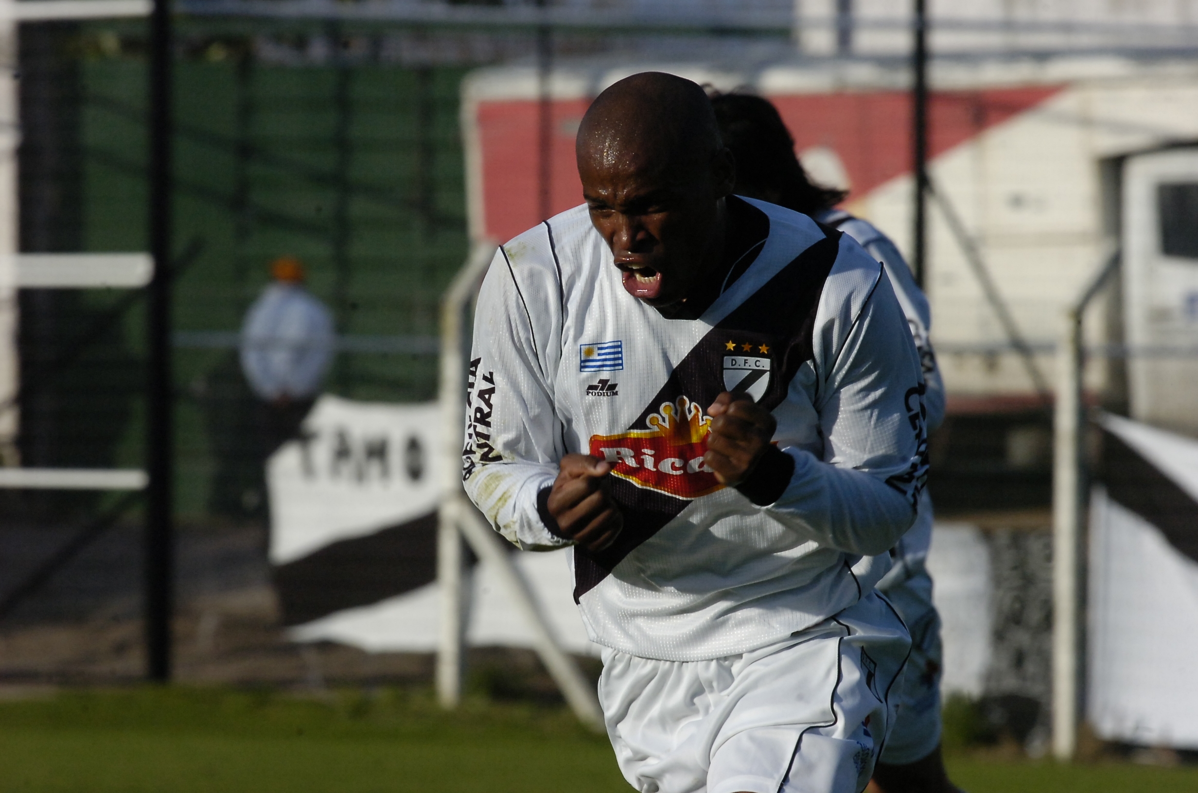 Ribaír Rodríguez con la camiseta de Danubio. Foto: Archivo