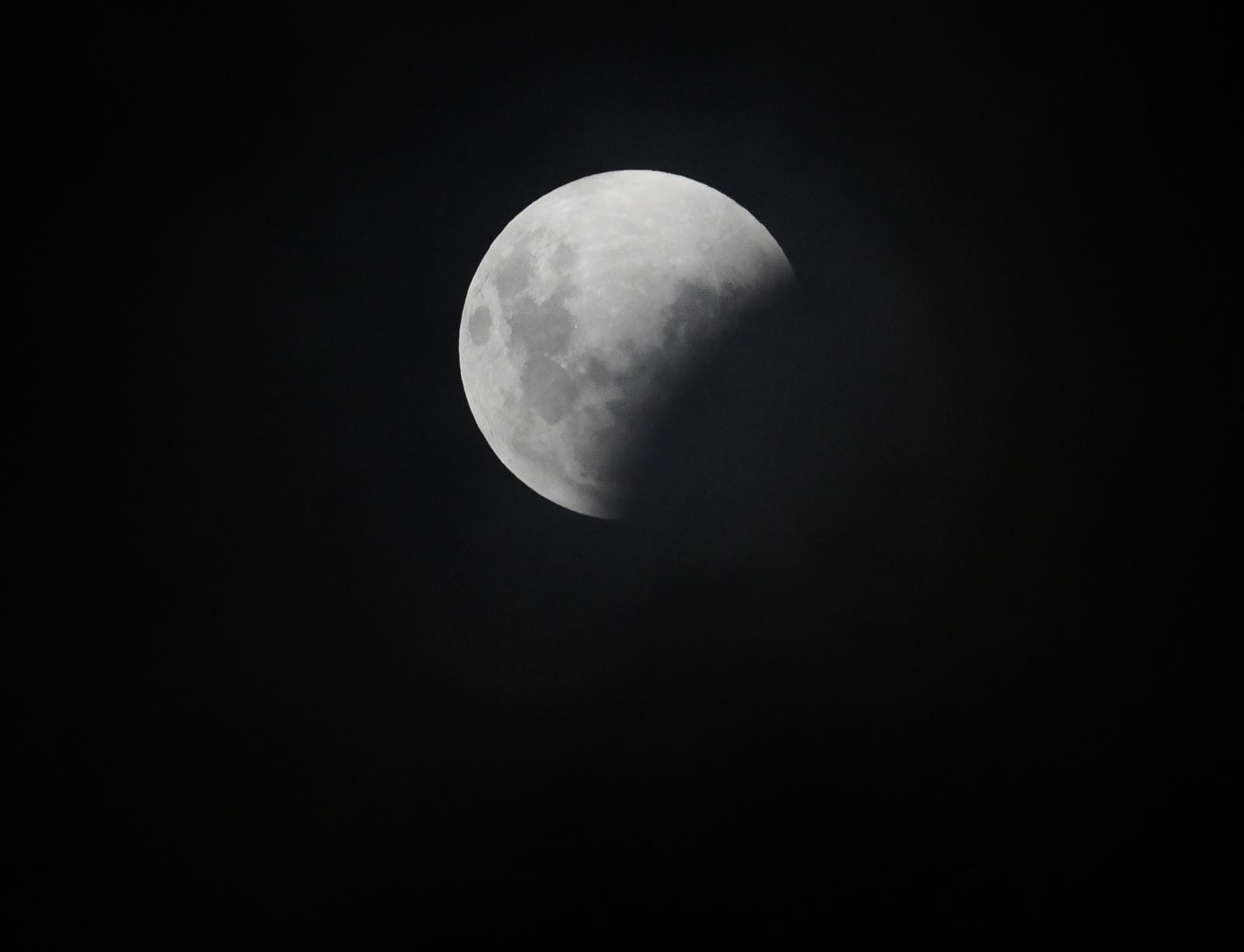 El inicio del eclipse lunar total en Uruguay. Foto: Darwin Borrelli