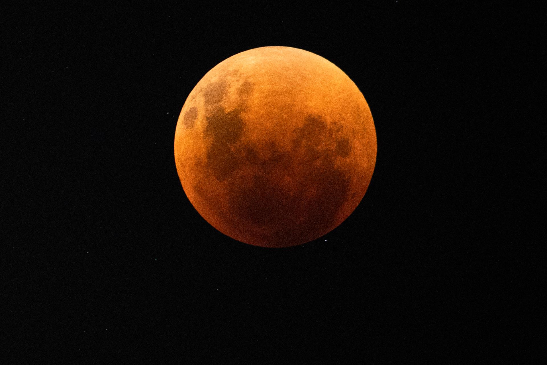 Luna eclipsada en Chile. Foto: Efe