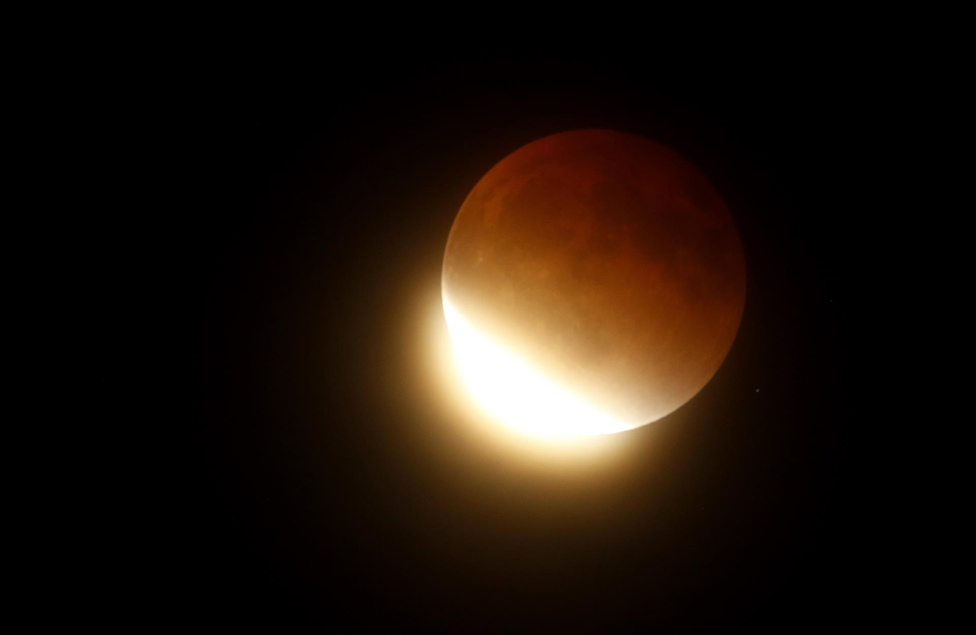 Luna roja en Costa Rica. Foto: Efe