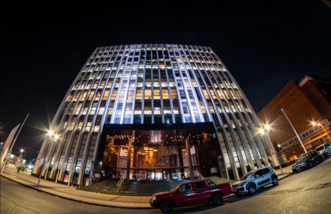 Edificio Palacio de la Luz iluminado por Día Internacional de la Luz. Foto: UTE