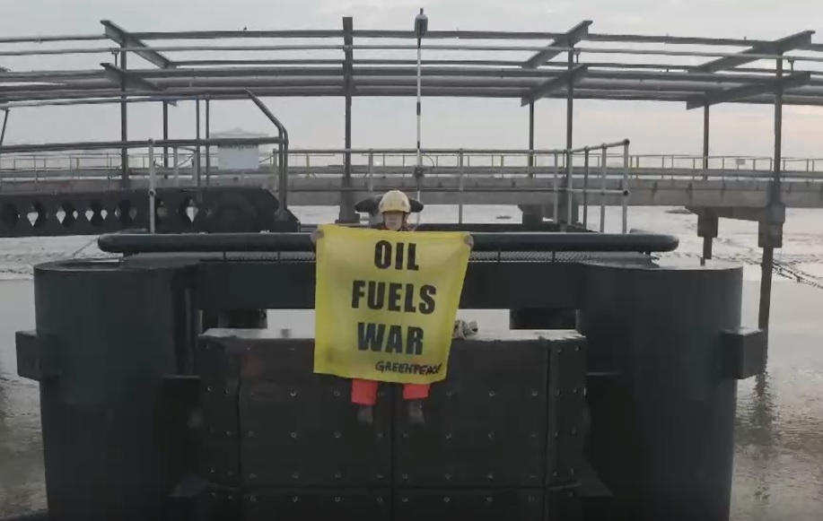 Greenpeace impide atracar en el Támesis a un petrolero con gasóleo ruso. Foto: EFE