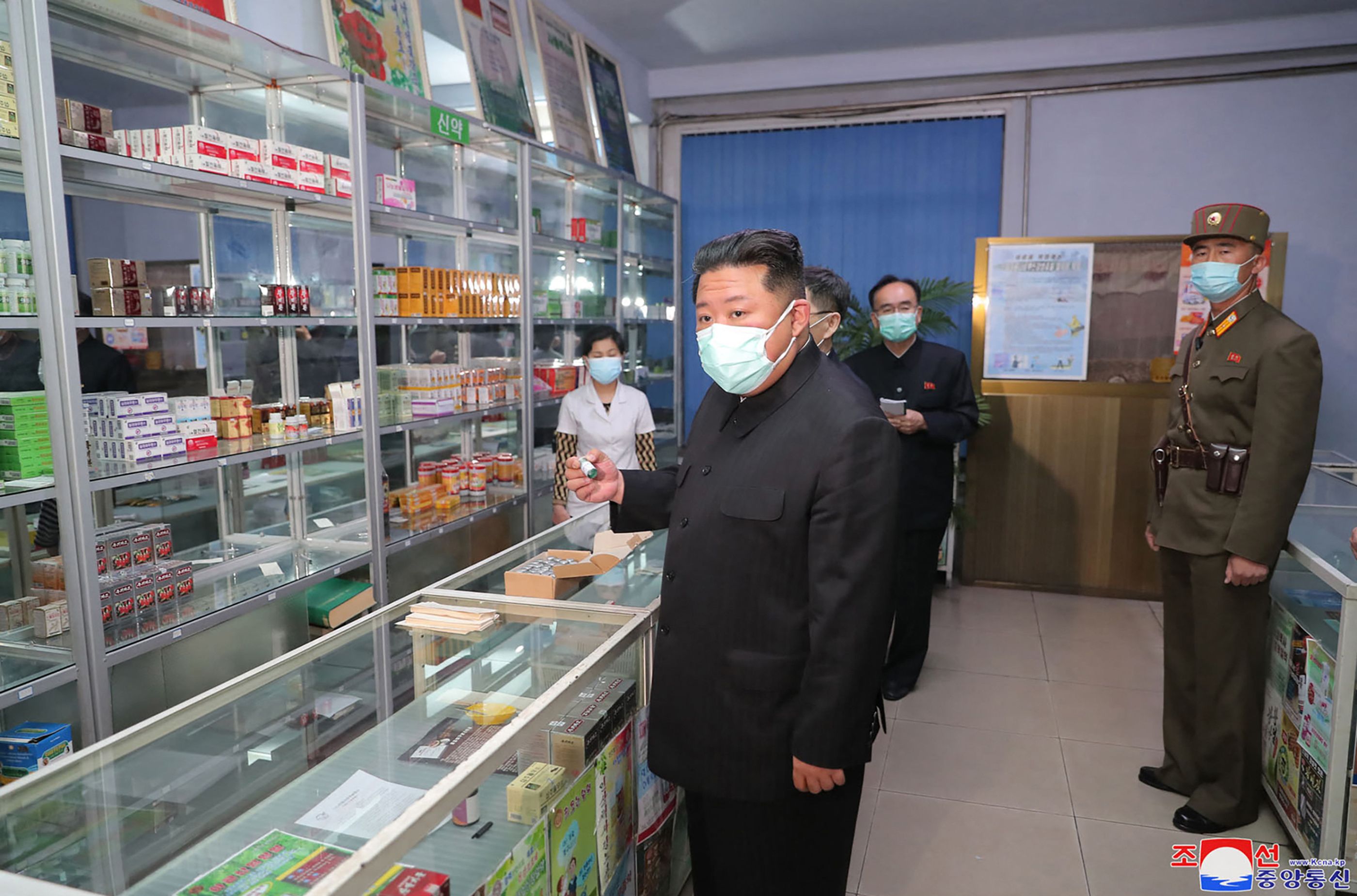 Kim Jong-Un visitó una farmacia, molesto por la gestión de la pandemia. Foto: AFP