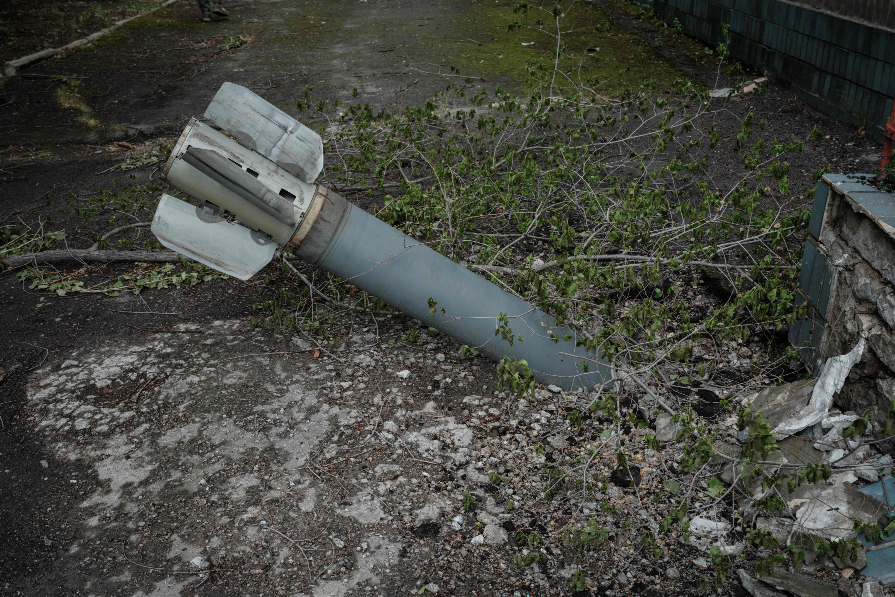 Un misil que no explotó fue encontrado en el patio trasero de un jardín en una ciudad ucraniana. Foto: AFP