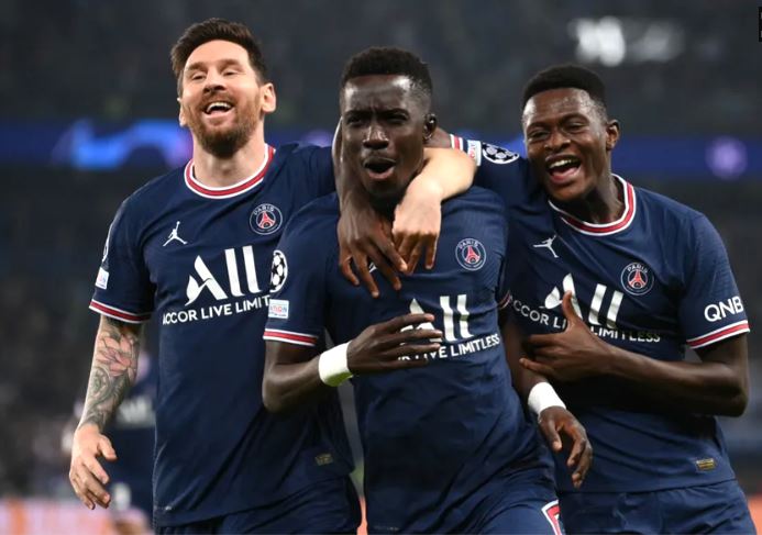 Idrissa Gana Gueye, en el centro, junto a Lionel Messi y Nuno Mendes. Foto: AFP.