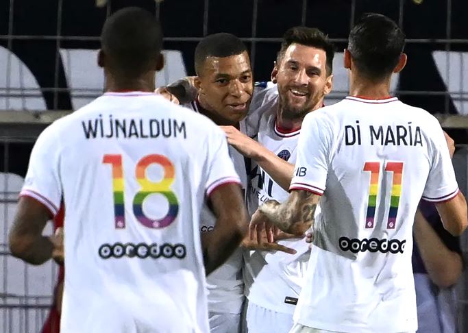 PSG usó los colores de la bandera de la comunidad LGBTI+ en los números. Foto: AFP.