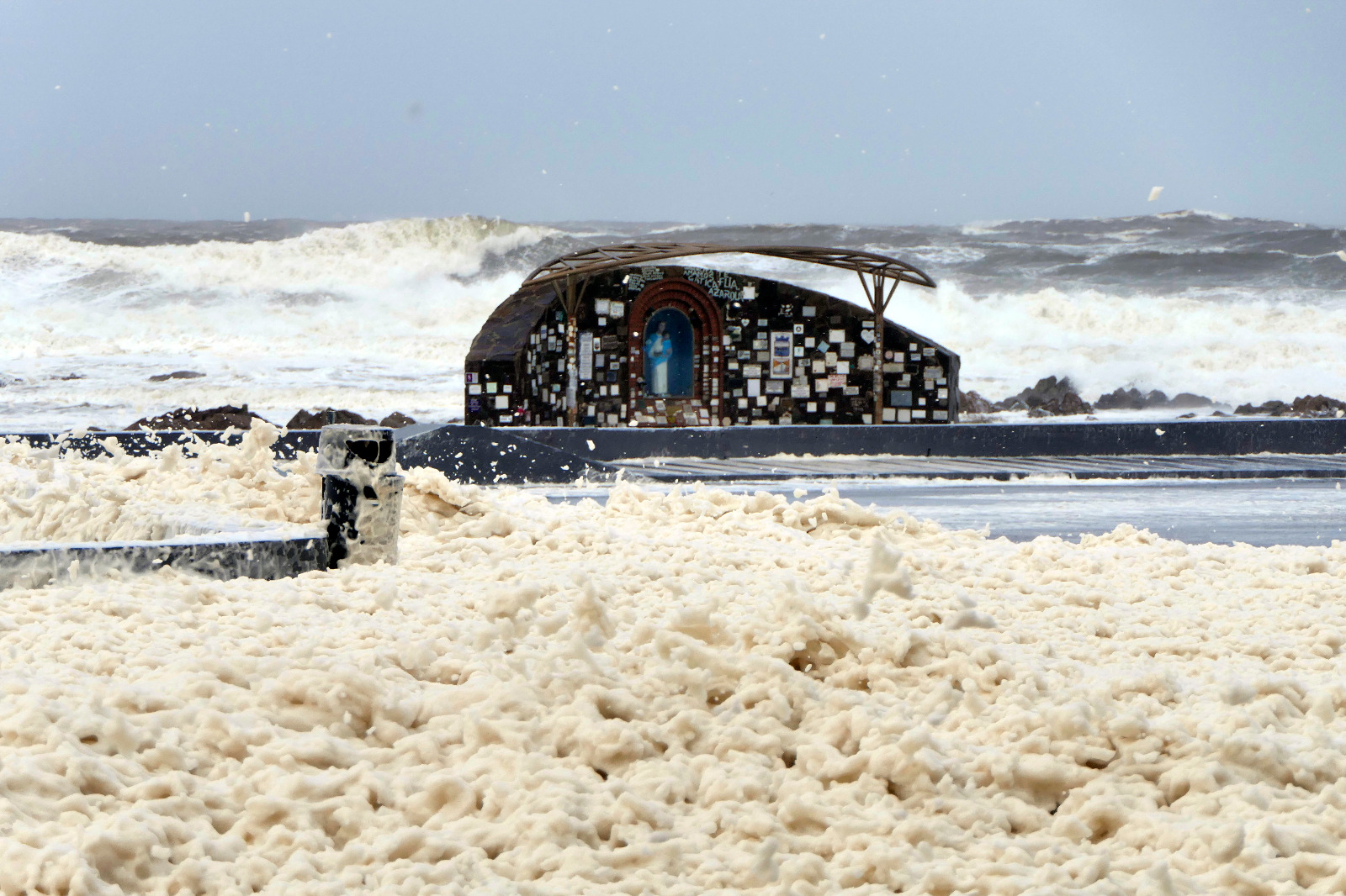 Espuma y fuerte oleaje frente al santuario de la virgen de la Candelaria en Punta del Este. Foto: Ricardo Figueredo