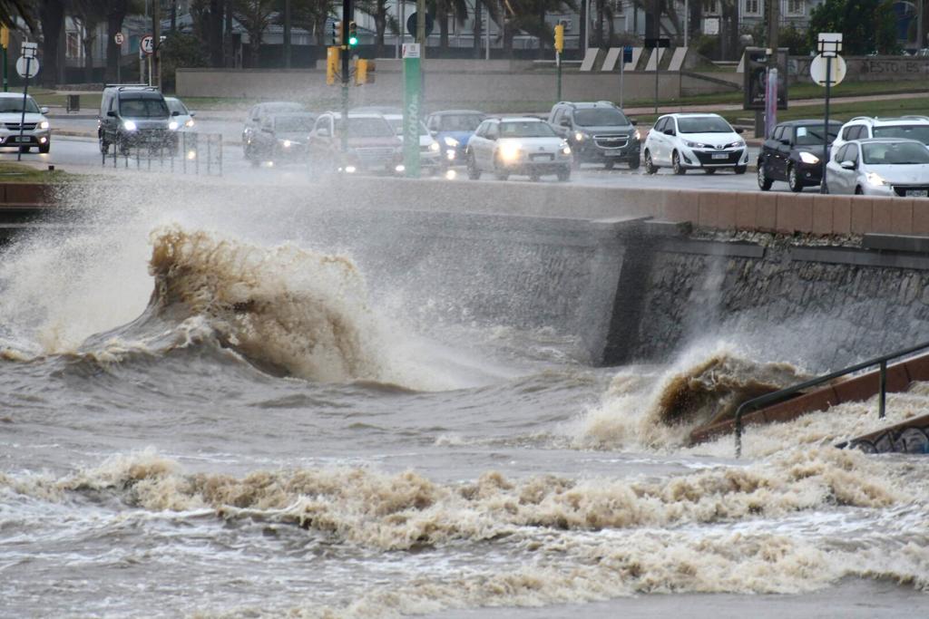 Enormes olas en la rambla de Montevideo. Foto: Leonardo Maine