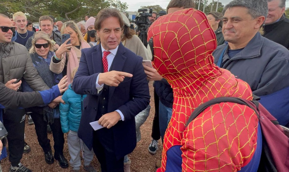 El presidente Lacalle Pou habla con un hombre vestido de Spiderman. Foto: Pablo Fernández
