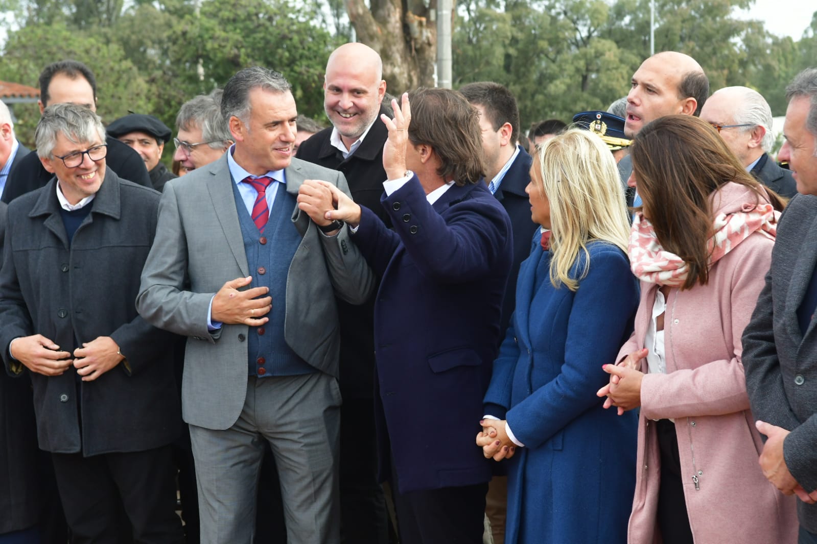 Yamandú Orsi junto a Luis Lacalle Pou en acto por la Batalla de las Piedras. Foto: Francisco Flores