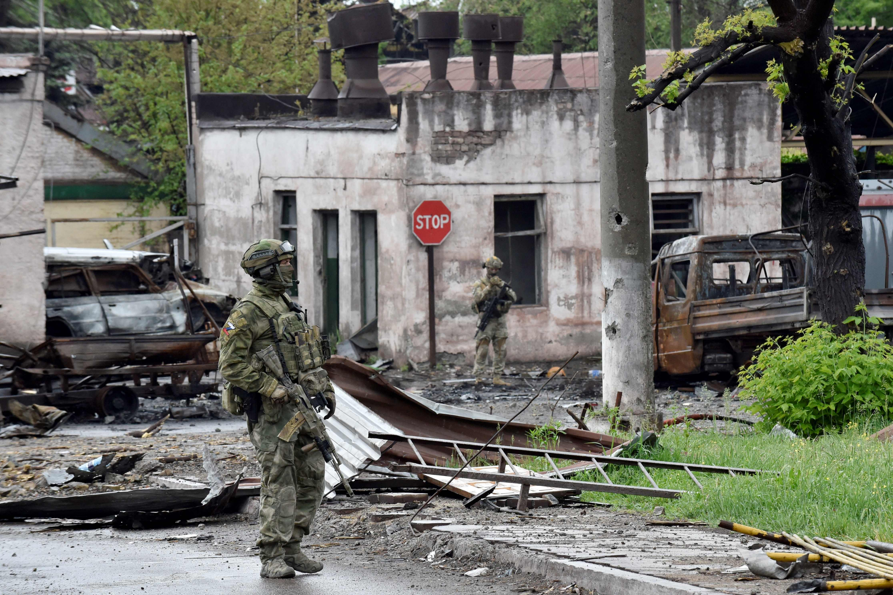 Un soldado ruso frente al complejo siderúrgico Azovstal, de la ciudad portuaria de Mariùpol. Foto: AFP
