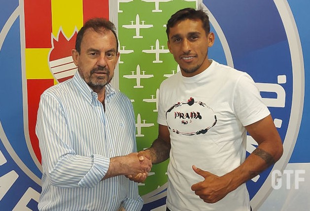 Damián Suárez en la renovación de su contrato con Getafe. Foto: @GetafeCF.