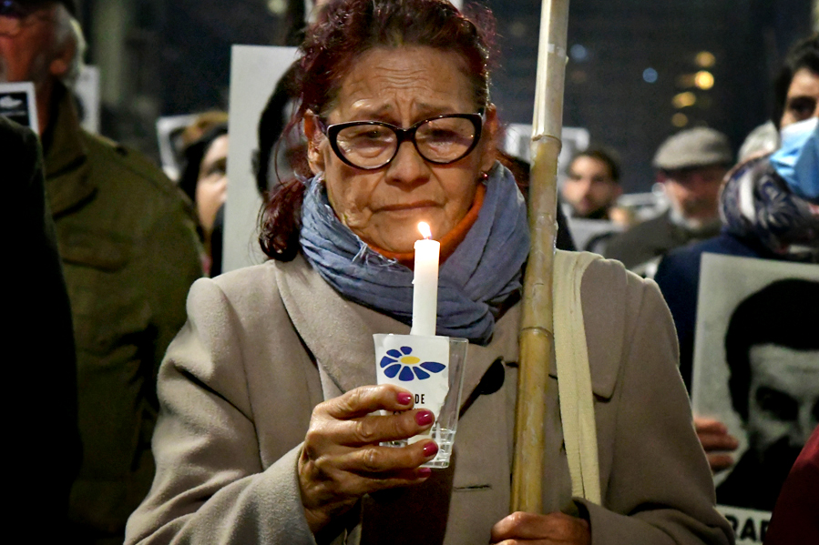 Mujer sostiene una vela en la Marcha del Silencio. Foto: Estefanía Leal.