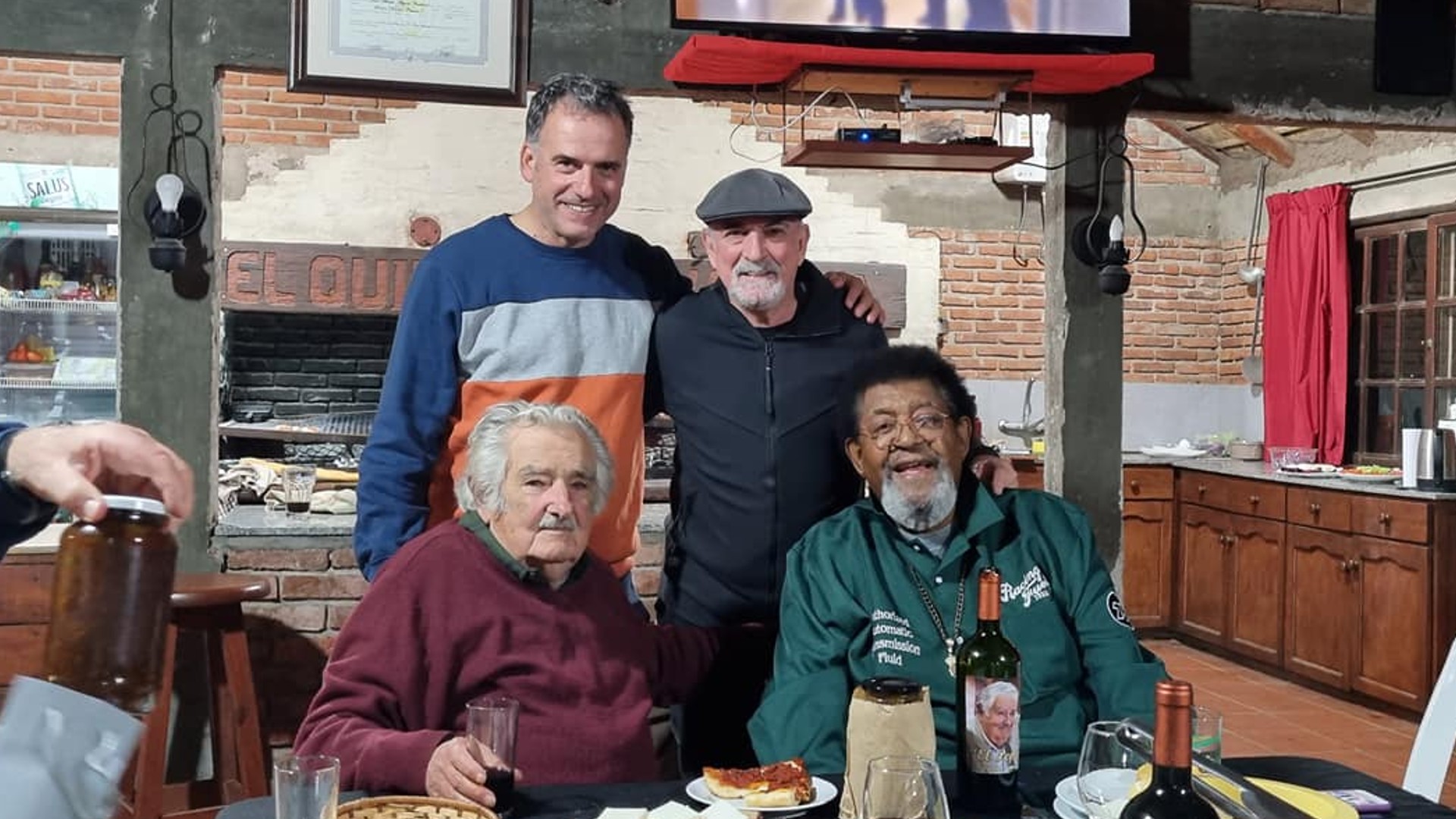 Mujica en su cumpleaños junto a Yamandú Orsi, Mario Carrero y Ruben Rada. Foto: Facebook Quincho de Varela
