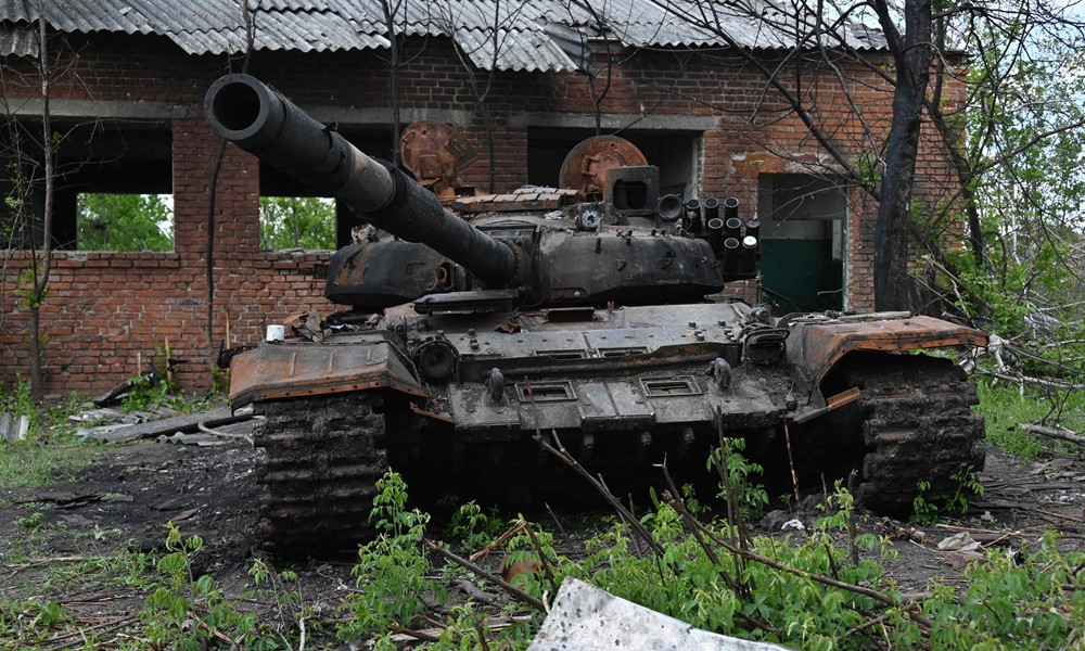 Un tanque de guerra abandonado en Jarkov, Ucrania. Foto: AFP