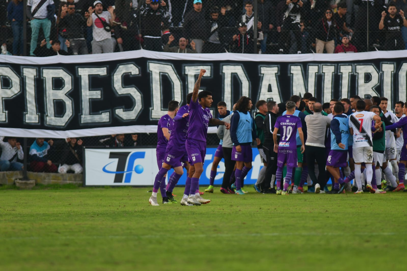 El festejo de Adrián Balboa ante Danubio. Foto: Francisco Flores.