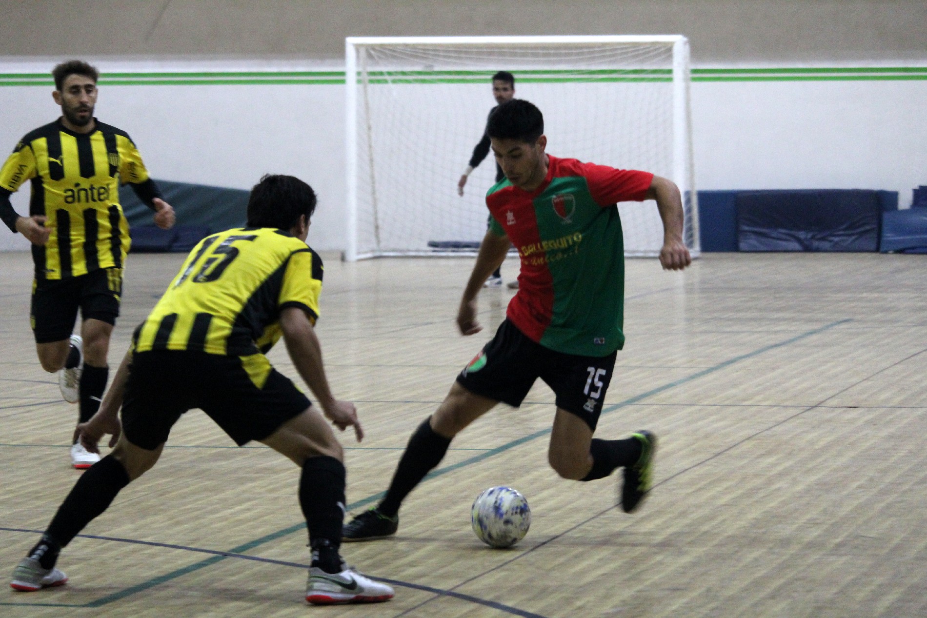 Fútbol Sala: Peñarol y Boston River se sacaron chispas en el partido de la fecha. Fotos: Matías Pérez | El País
