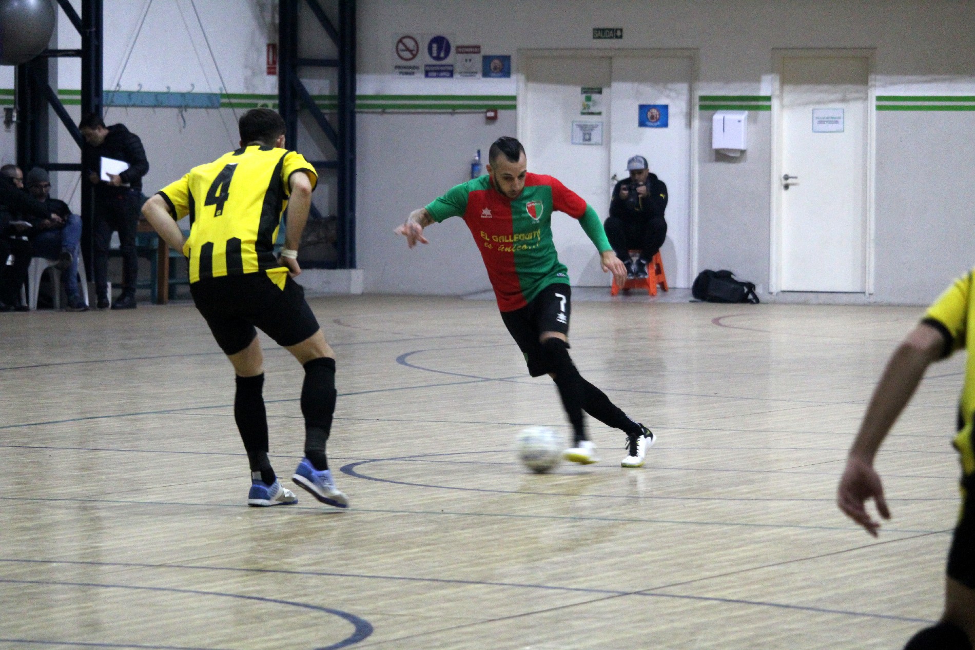 Fútbol Sala: Peñarol y Boston River se sacaron chispas en el partido de la fecha. Fotos: Matías Pérez | El País