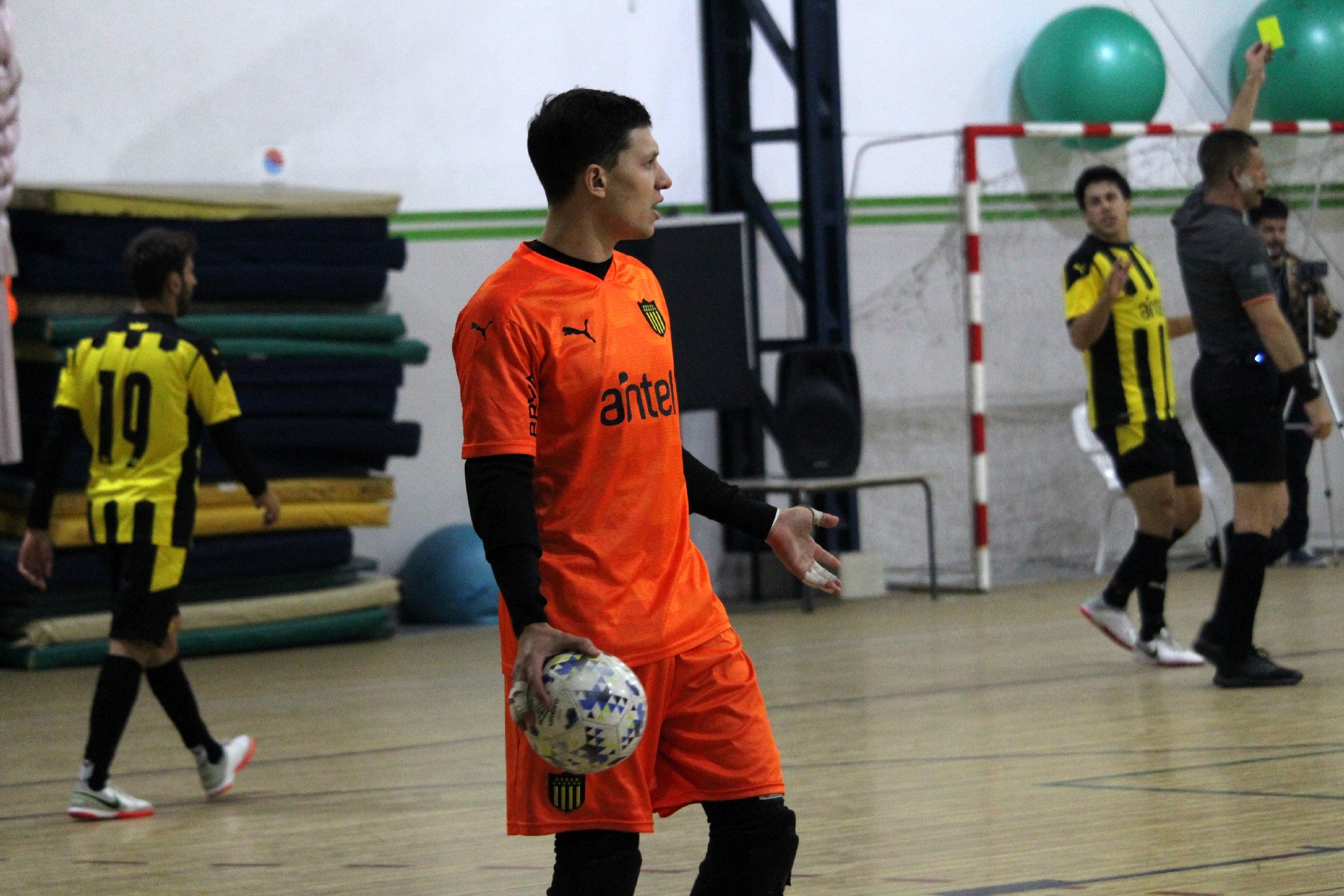 Fútbol Sala: Peñarol y Boston River se sacaron chispas en el partido de la fecha. Fotos: Matías Pérez | El País