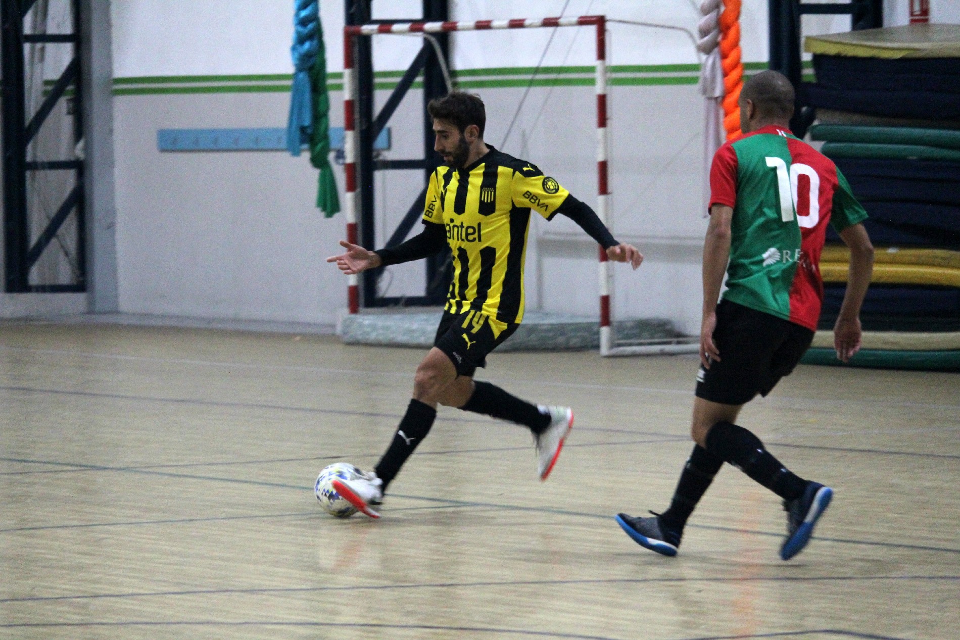 Fútbol Sala: Peñarol y Boston River se sacaron chispas en el partido de la fecha. Fotos: Matías Pérez | El País