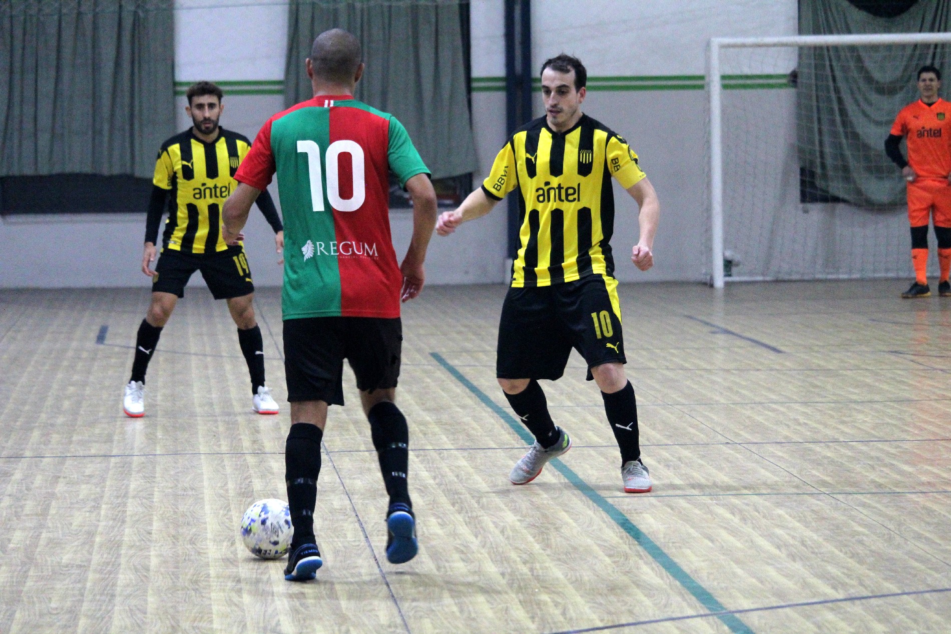 Fútbol Sala: Peñarol y Boston River se sacaron chispas en el partido de la fecha. Fotos: Matías Pérez | El País