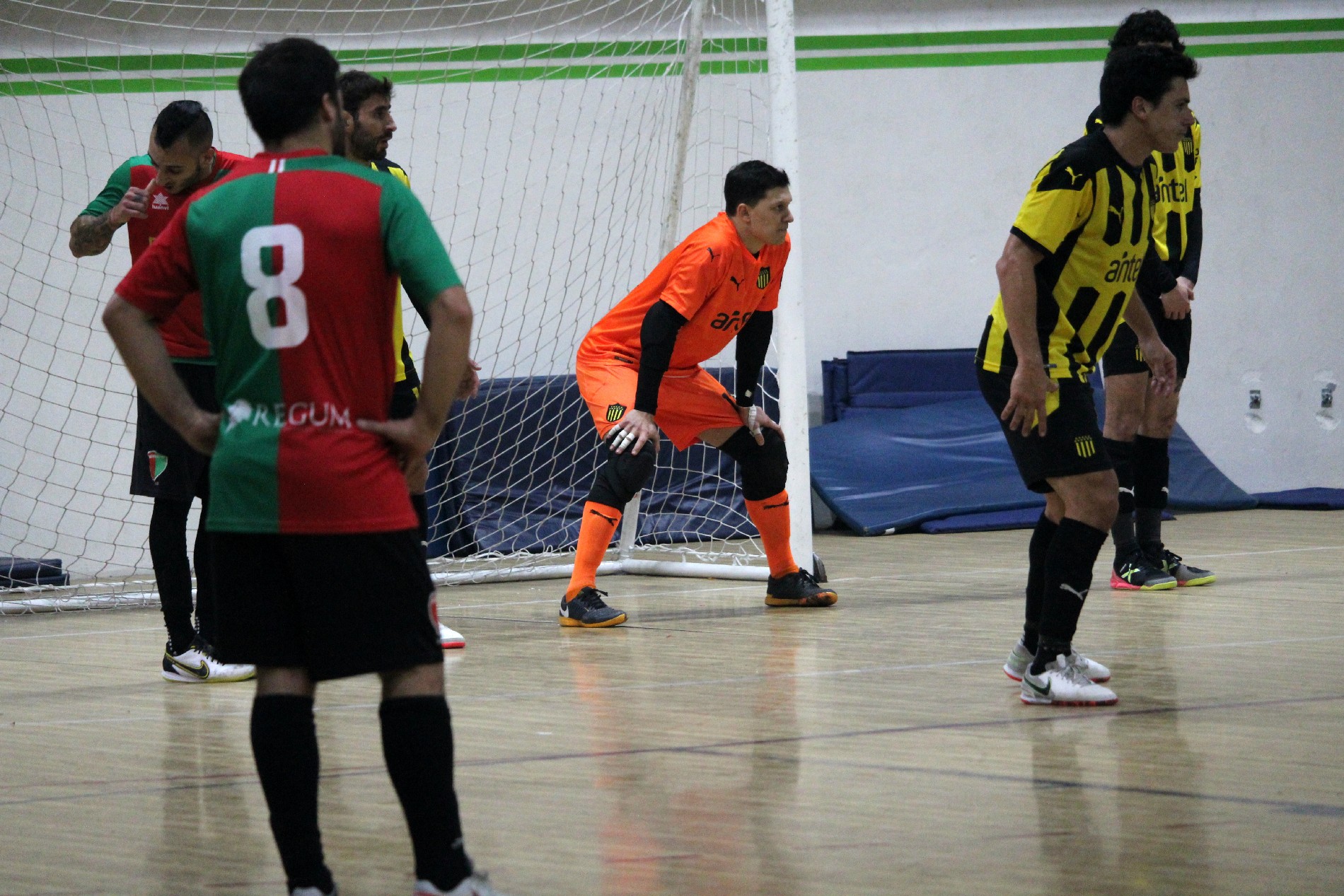 Fútbol Sala: Peñarol y Boston River se sacaron chispas en el partido de la fecha. Fotos: Matías Pérez | El País