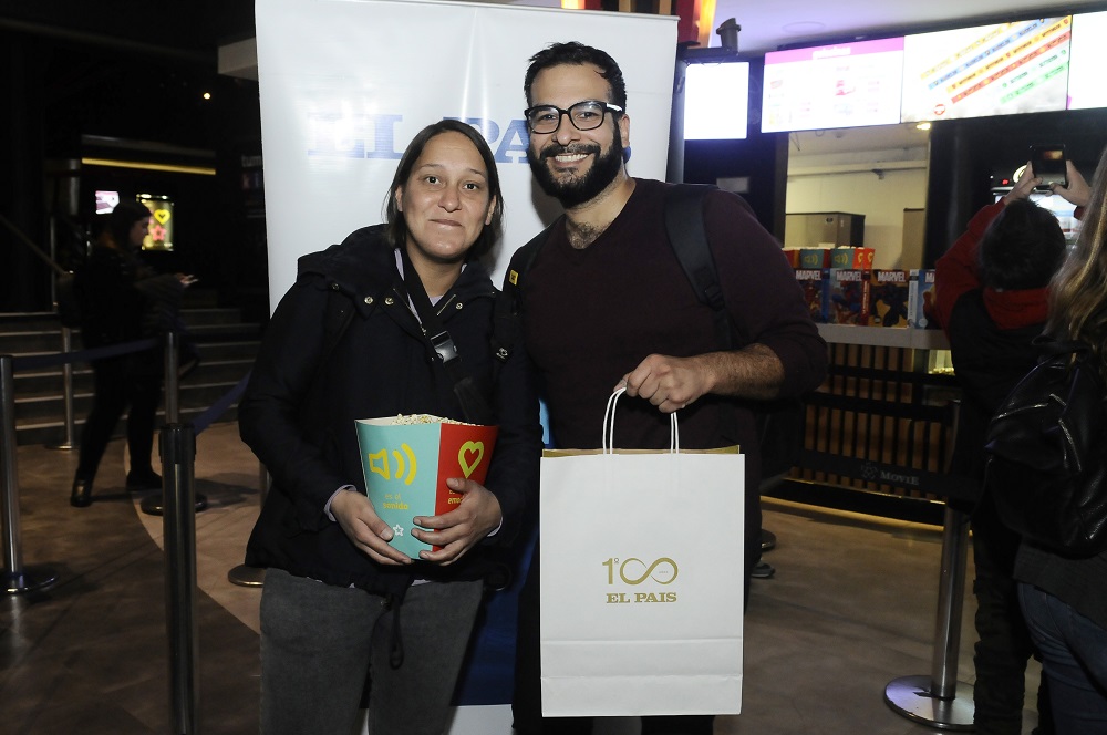 Noelia y Sebastián con el pop y el regalo. Foto: Darwin Borrelli.