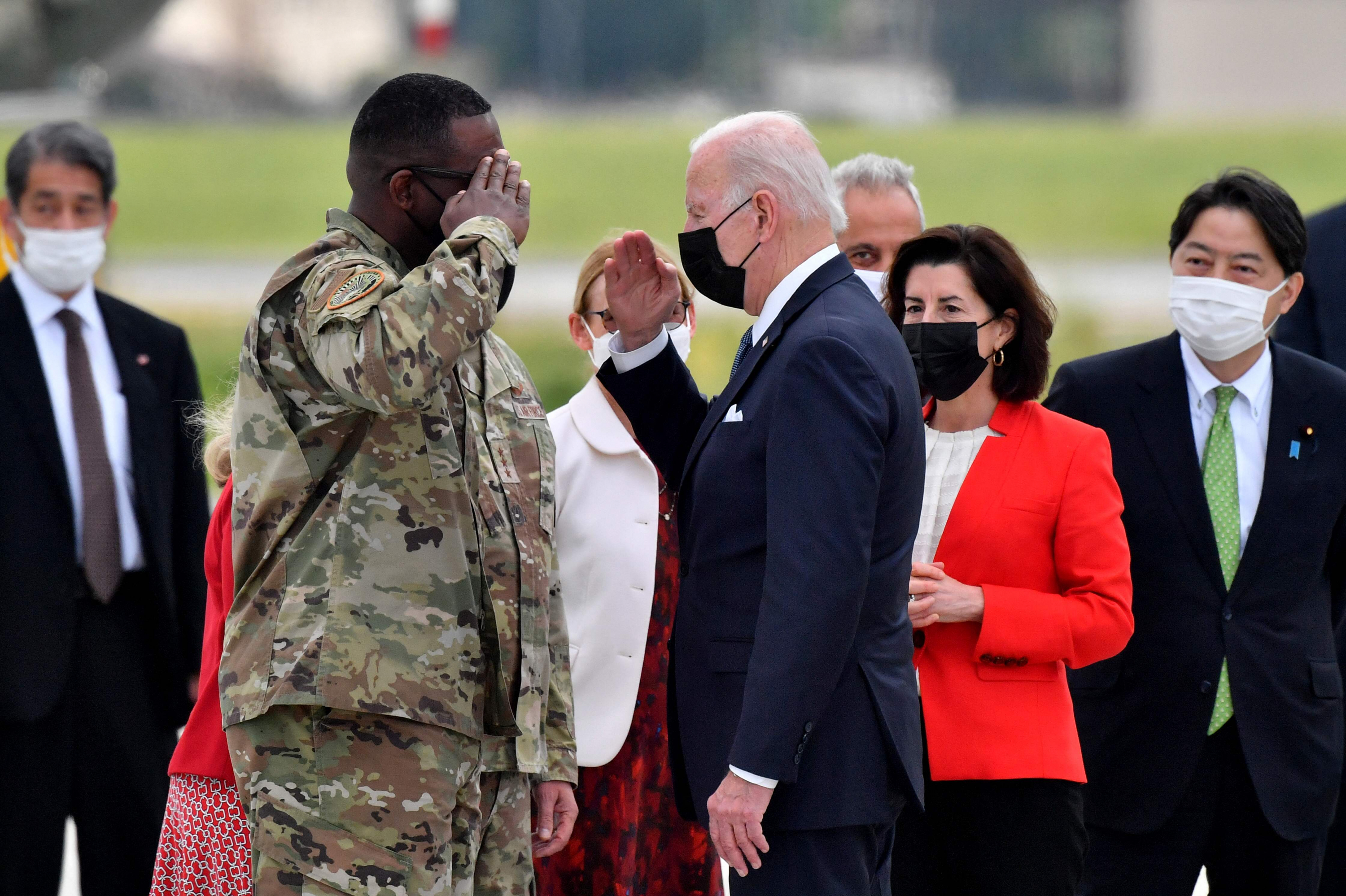 El presidente estadounidense Joe Biden llega a la base aérea de Yokota en Fussa, Tokio. Foto: AFP.