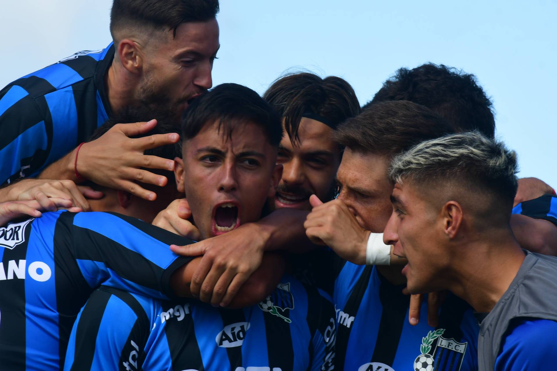 Fabricio Díaz y sus compañeros festejan el gol de Liverpool. Foto: Francisco Flores.