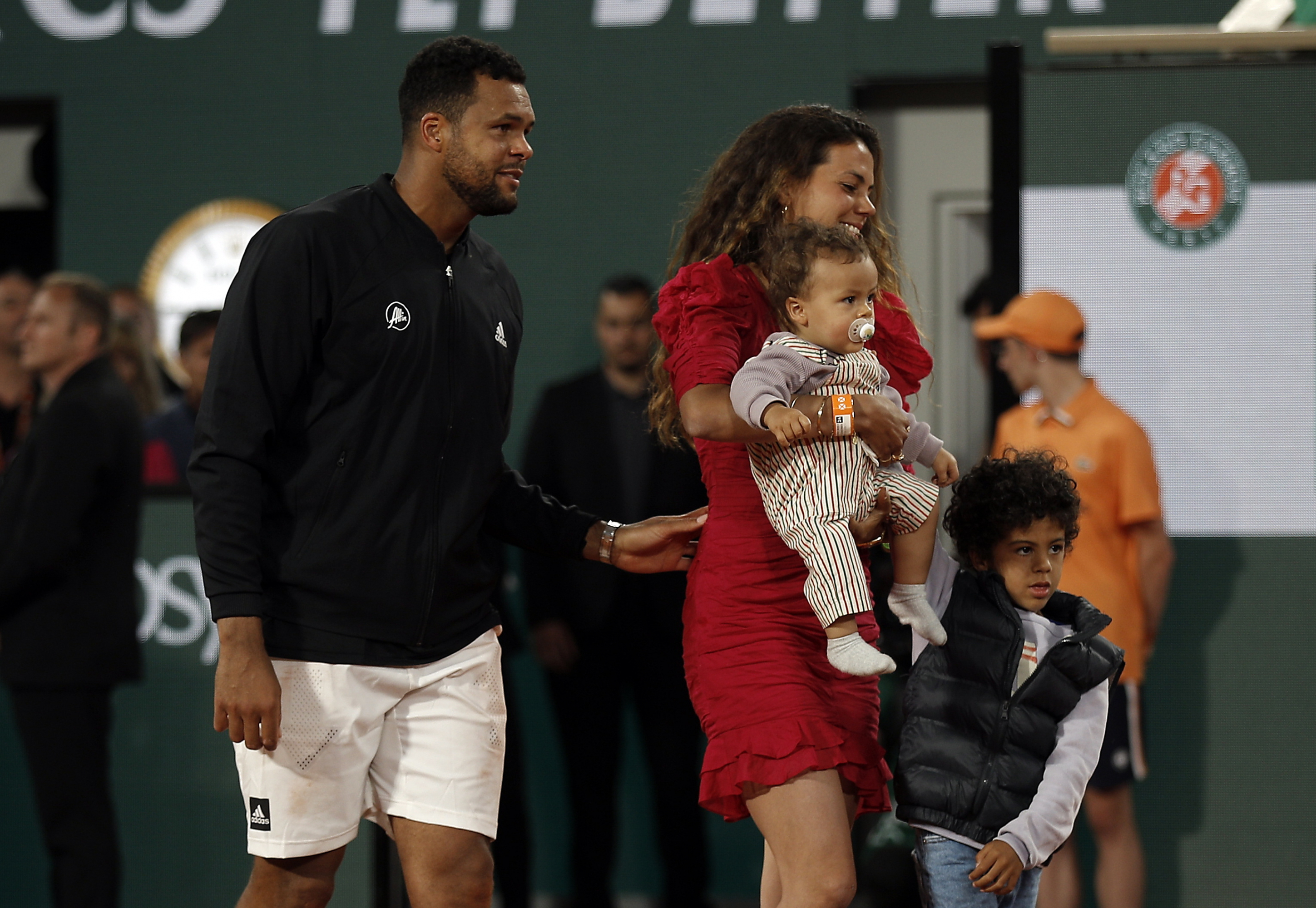 Jo-Wilfried Tsonga y su familia en Roland Garros. Foto: EFE.
