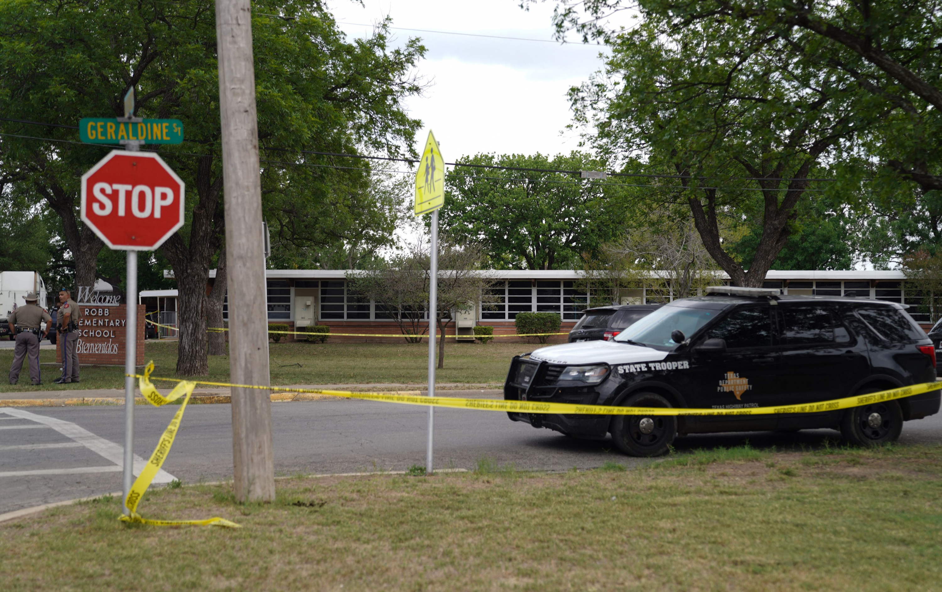 Policías de Texas en las afueras de la escuela Robb tras el tiroteo. Foto: AFP