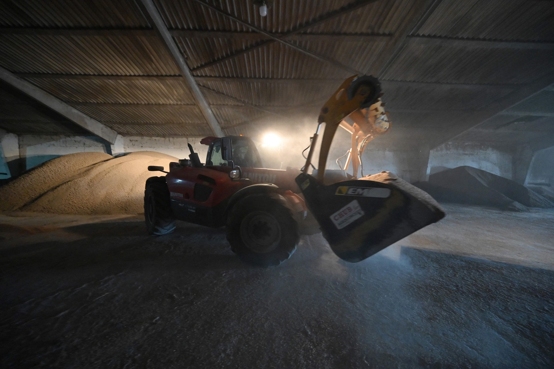 Máquina que junta granos de cereales. Foto: AFP.