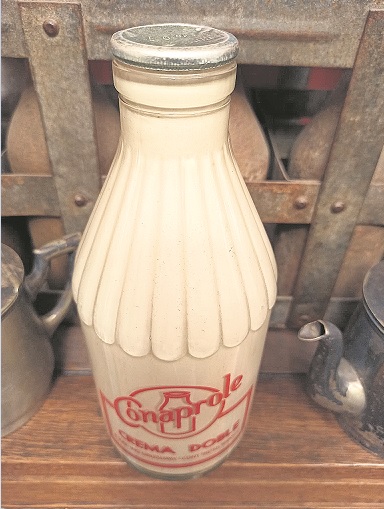 Jorge Santamarina y su colección de piezas de Conaprole