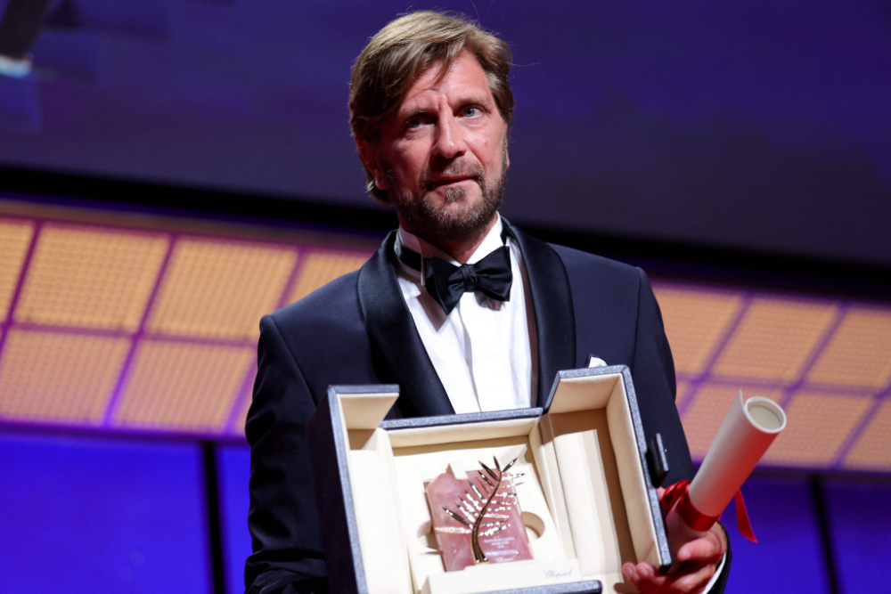 El director Ruben Ostlund con su segunda Palma de Oro en Cannes. Foto: AFP