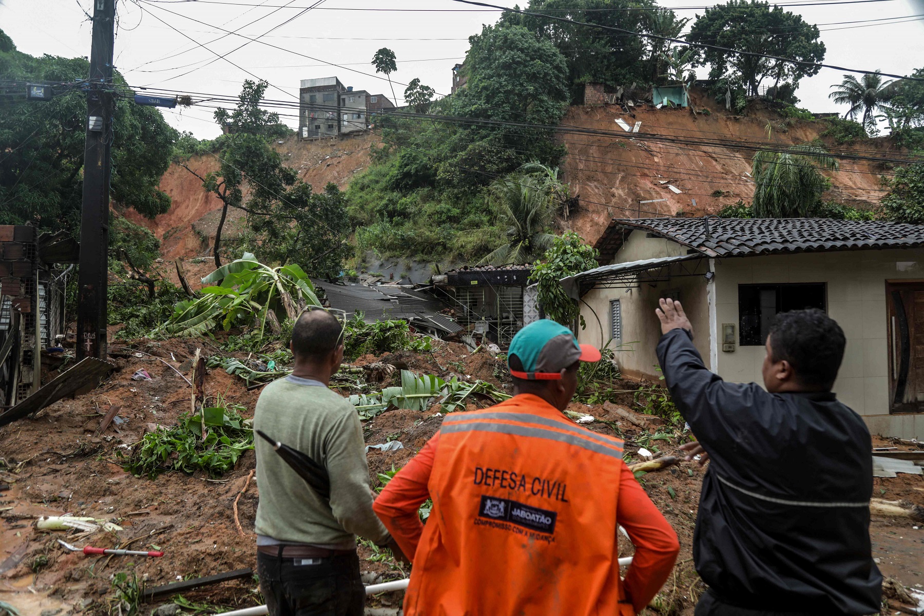 Equipo de rescate en Recife. Foto: AFP.