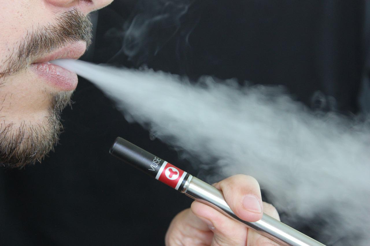 Hombre utiliza un vapeador. Foto: Pixabay.