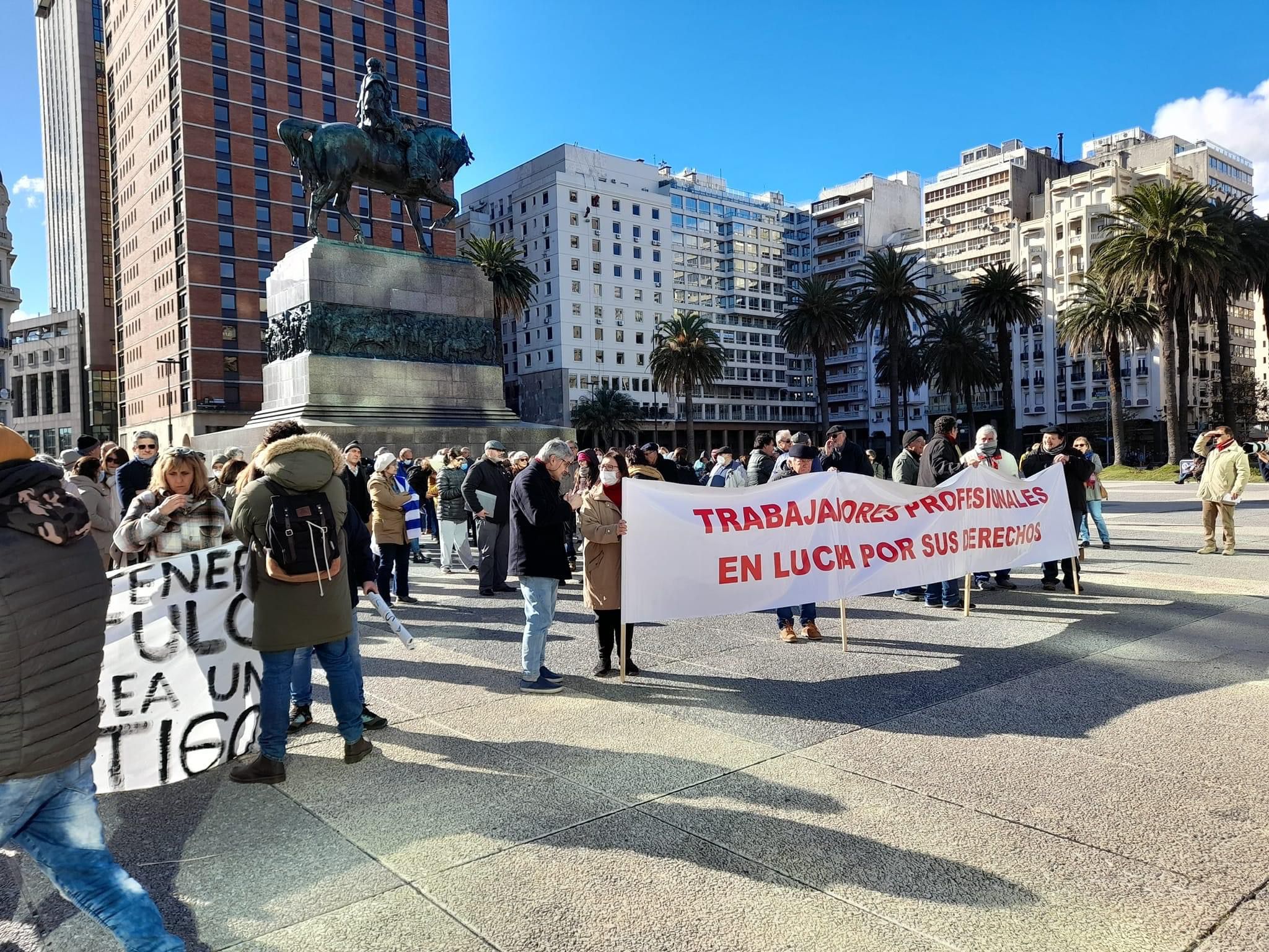 Manifestación de profesionales frente a Torre Ejecutiva. Foto: Elizabeth Betty Vázquez