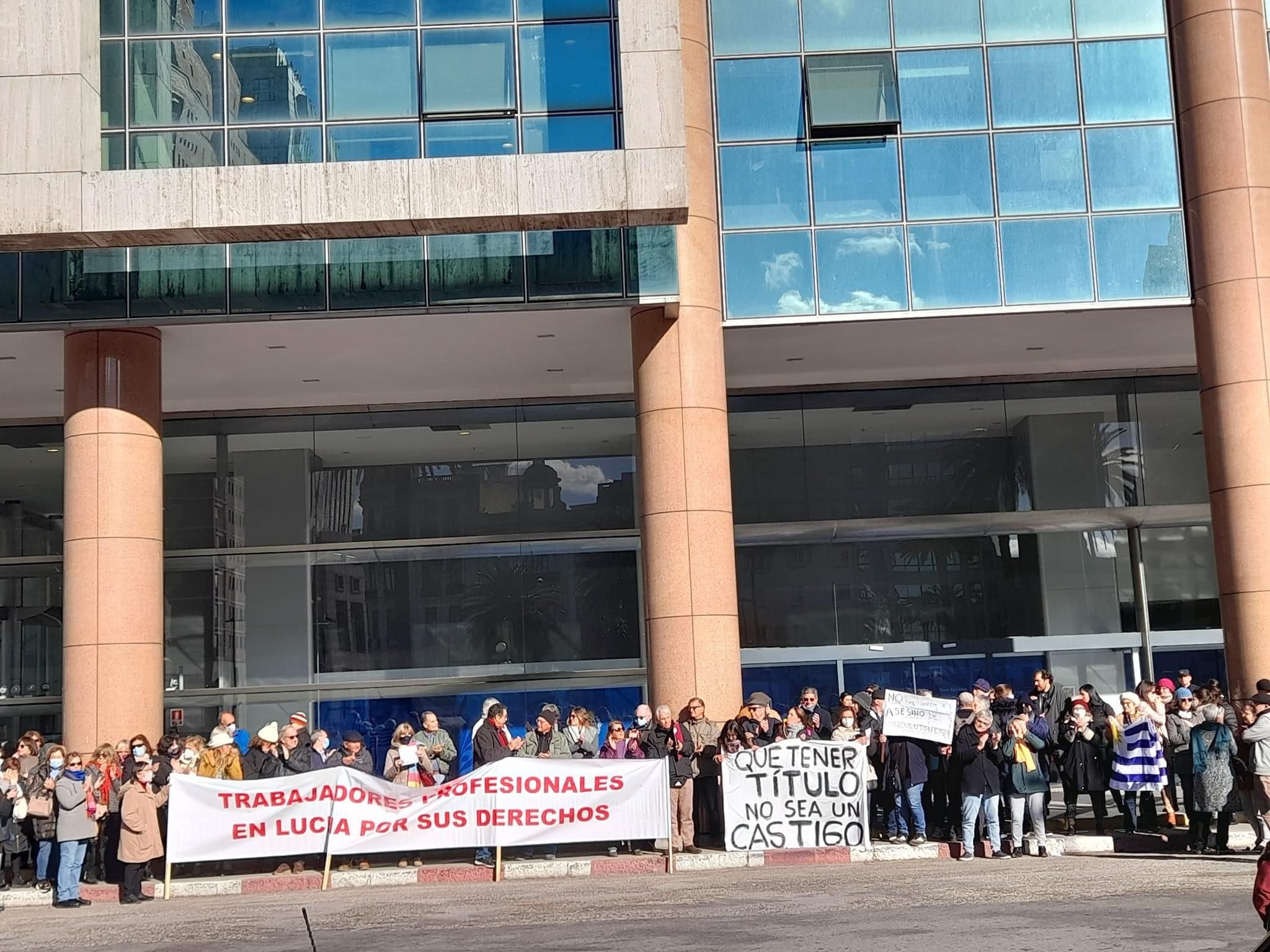 Manifestación de profesionales universitarios frente a Torre Ejecutiva. Foto: Elizabeth Betty Vázquez
