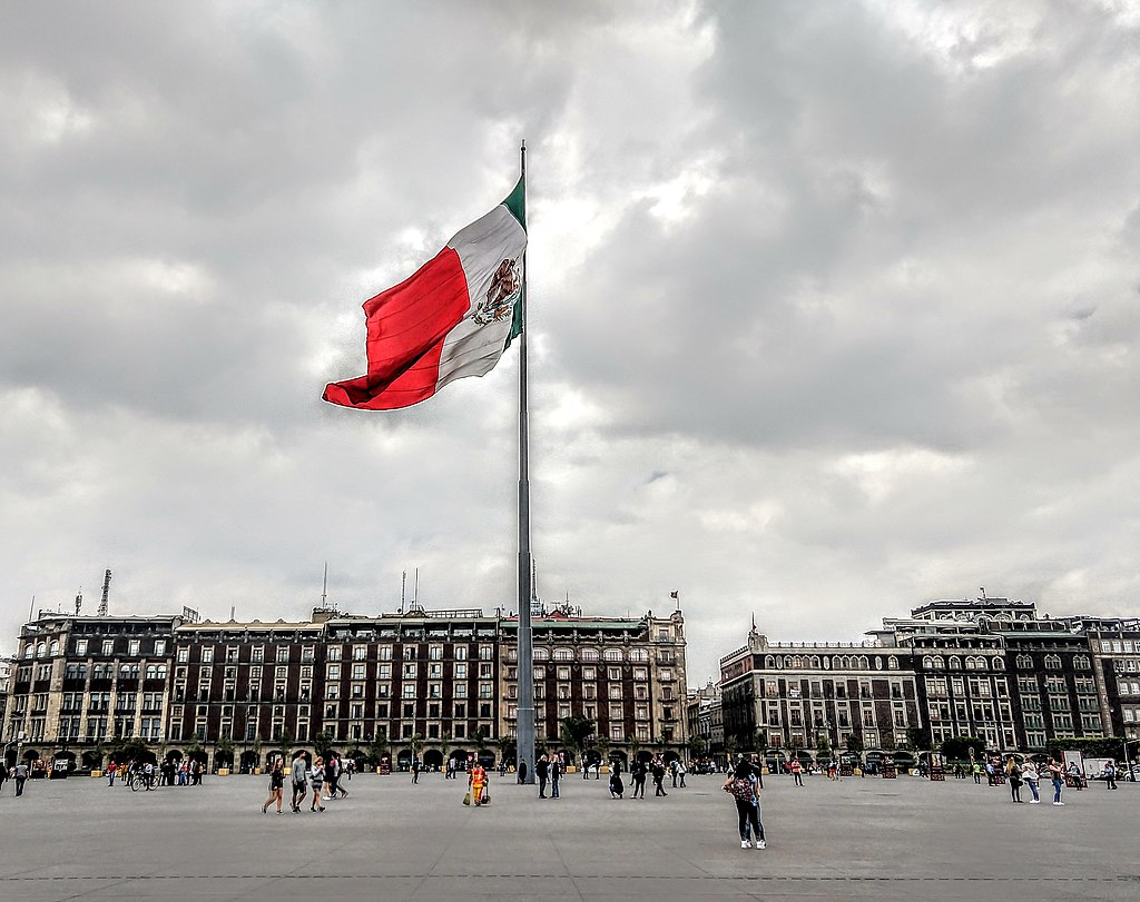 El Zócalo, la plaza principal de la ciudad de México. Foto: DenyDenisse, CC BY-SA 4.0 <https://creativecommons.org/licenses/by-sa/4.0>, via Wikimedia Commons