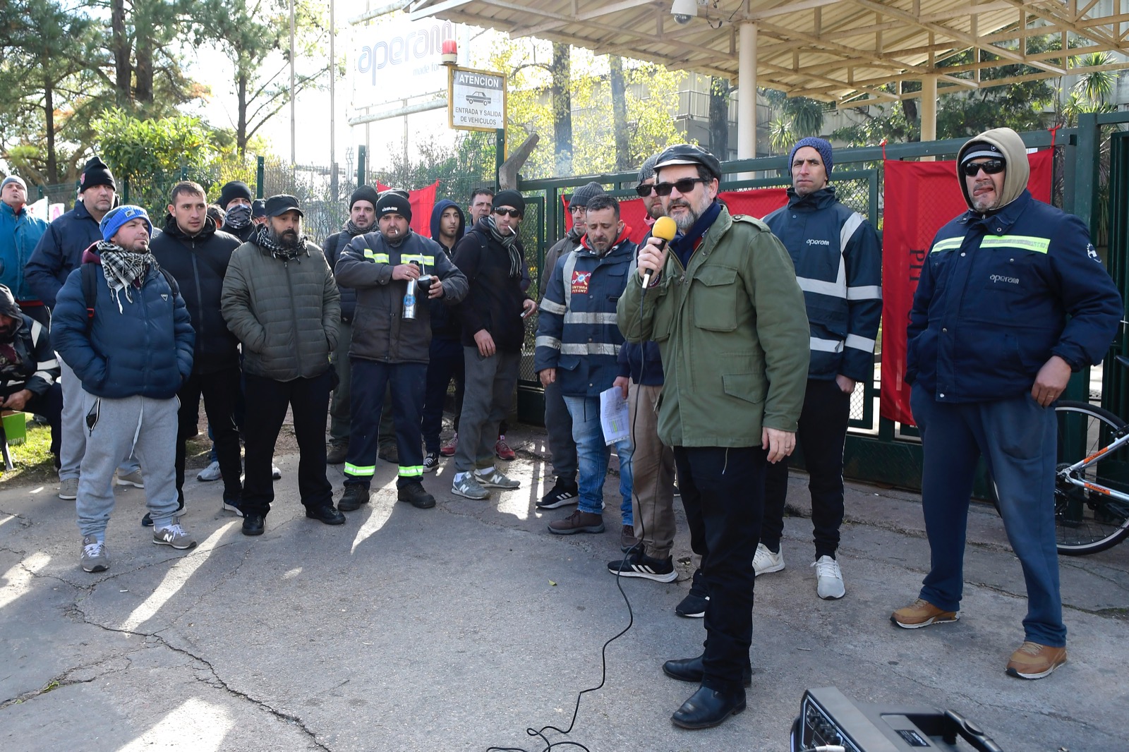 Trabajadores de Cinter en asamblea tras el anuncio de cierre de la empresa. Foto: Leonardo Mainé