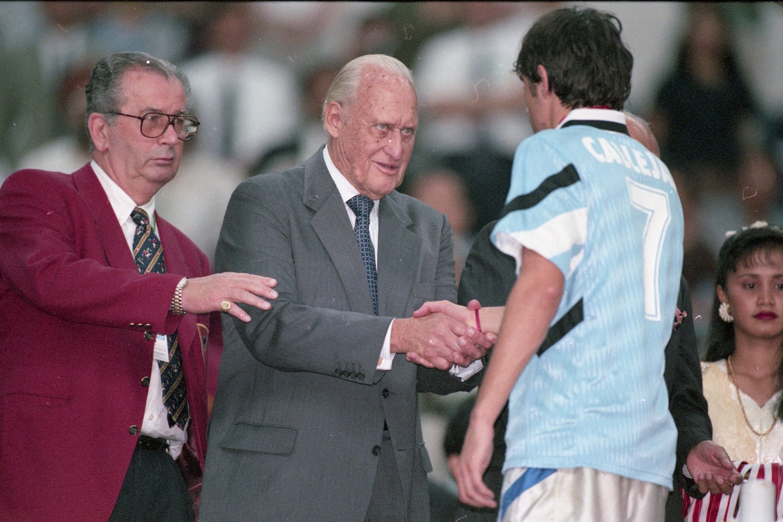Callejas recibiendo la medalla de vicecampeón en el Mundial Sub 20 de Malasia. FOTO: Archivo El País.