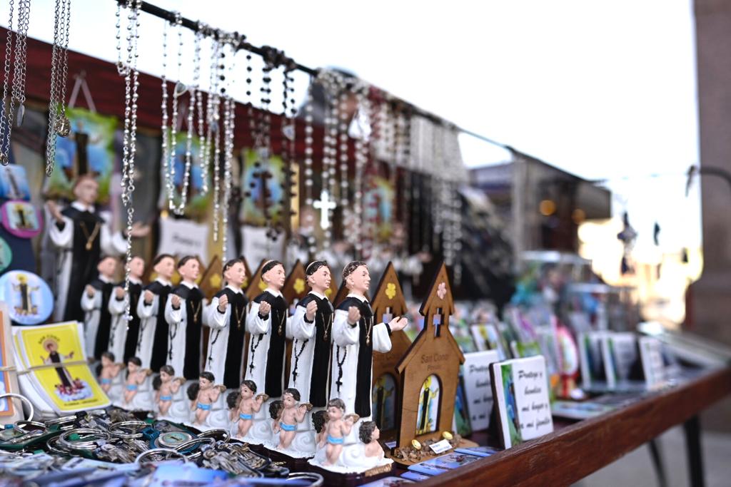 La tradicional feria se instaló en las cercanías de la capilla de San Cono, con imágenes del santo. Foto: Leonardo Mainé