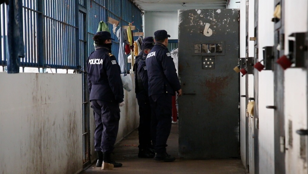 Efectivos policiales en la cárcel de Santiago Vázquez (ex Comcar) durante requisa general. Foto: Ministerio del Interior